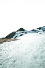 Fototapeta na wymiar Montagnes enneigées durant une randonnée, dans les Pyrénées en France 