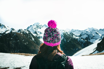 Femme avec un bonnet vue de derrière en montagne