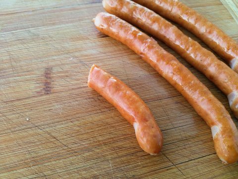 par&oacute;wki frankfurterki na drewnianej desce