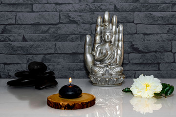 Statue de Bouddha sur fond de pierres.