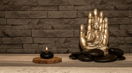 Statue de Bouddha sur fond de pierres.