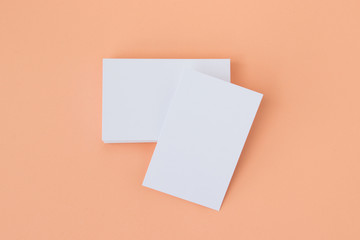 Mockup de tarjetas de visita blancas sobre fondo color melocotón