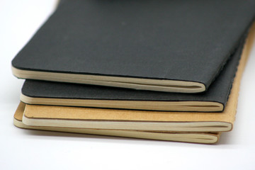 grupo de cuatro libretas notebooks sobre fondo blanco