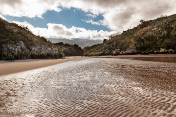 Playa de Póo durante la bajamar en Llanes, Asturias