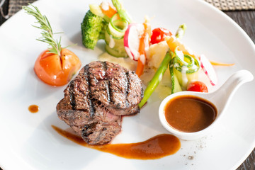  beef steak and vegetables wiht sauce