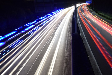 Autobahn in weiß, blau und rot