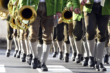 Eine Blasmusikkapelle in Lederhose marschiert im Gleichschritt - A brass band in leather pants marches in step