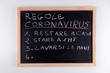 Obraz premium lavagna con su scritto Regole per il Coronavirus