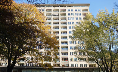 Grindelhochhäuser Hamburg mit Bäumen im Herbst