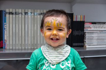 Niño con la cara llena de pintura
