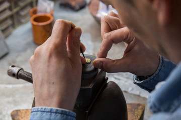 Obraz premium close-ups of goldsmith work in an artisan workshop in Toledo