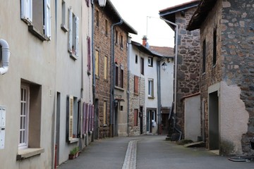 Les maisons typiques de style médiéval de la rue Courbe - Village de Haute Rivoire - Département du Rhône - France