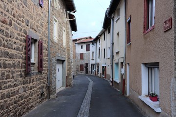 Les maisons typiques de style médiéval de la rue Courbe - Village de Haute Rivoire - Département du Rhône - France