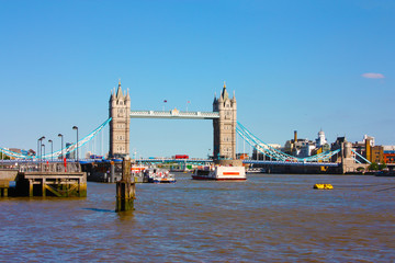 Obraz premium London Bridge over the River Thames with boats in the blue sky