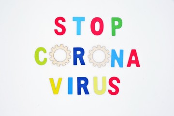 La frase , stop corona virus, hecha con letras de colores sobre fondo blanco