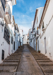 Calle de casas blancas en Espa&ntilde;a