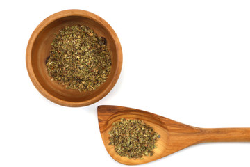 Oregano Gewürz Kräuter auf einem Holzlöffel und in einer Holzschale