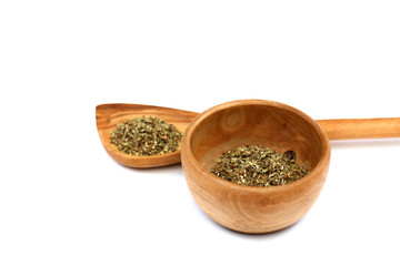 Oregano Gewürz Kräuter auf einem Holzlöffel und in einer Holzschale