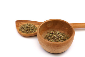 Oregano Gewürz Kräuter auf einem Holzlöffel und in einer Holzschale