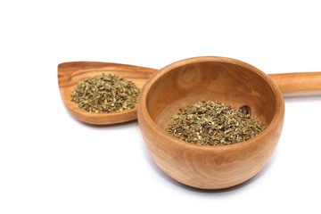 Oregano Gewürz Kräuter auf einem Holzlöffel und in einer Holzschale
