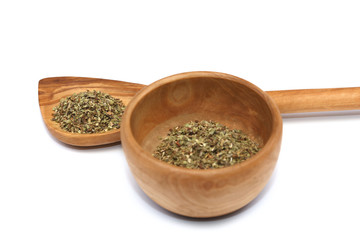 Oregano Gewürz Kräuter auf einem Holzlöffel und in einer Holzschale