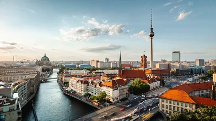 Photo sur Plexiglas Berlin Panorama d& 39 horizon de Berlin avec la tour de télévision et la rivière Spree au coucher du soleil, Berlin, Allemagne