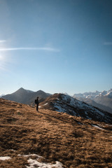 Fototapeta na wymiar Persona contemplando el paisaje de montañas de los Alpes en el norte de Italia
