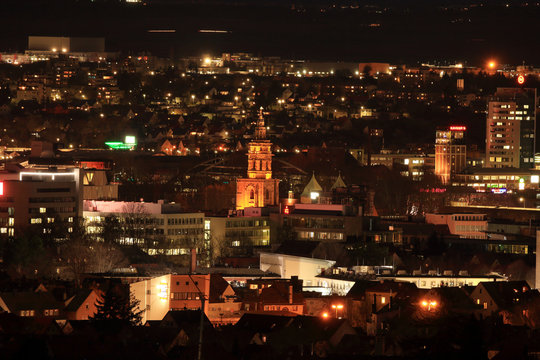 Aussicht vom Gaffenberg auf Heilbronn zum Turm der Kilianskirche am Abend