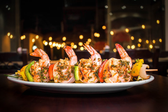 Espectacular plato brocheta de langostinos