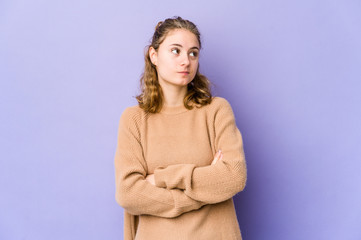 Obraz premium Young caucasian woman on purple background dreaming of achieving goals and purposes