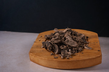 Raíz de valeriana sobre plato de madera