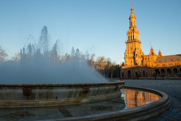 Fuente y torre de la plaza de España de Sevilla al amanecer - obrazy, fototapety, plakaty