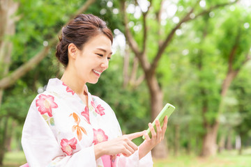 浴衣を着た女性　スマホ