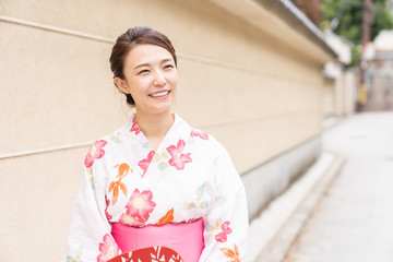 浴衣を着た女性