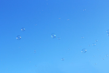 青空にシャボン玉