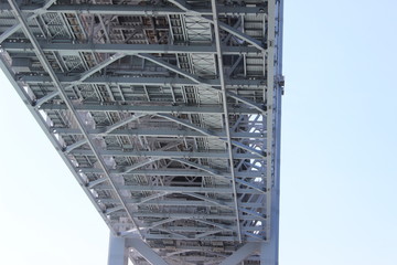 Fototapeta premium underside of The Akashi Kaikyo Bridge, the longest central span of any suspension bridge in the world / 明石海峡大橋