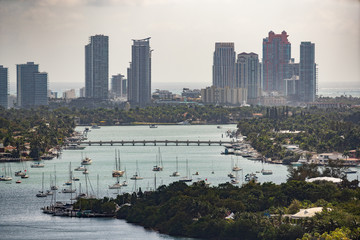 Obraz premium Aerial miami photo with boats islands and highrise towers