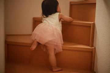 一人で階段を上る女の子