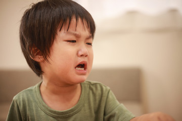 泣く男の子
