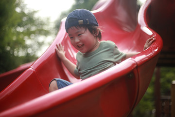 遊ぶ男の子