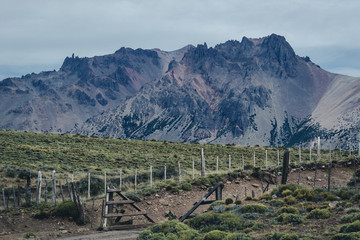 Montaña en el fondo y valla en el primer plano