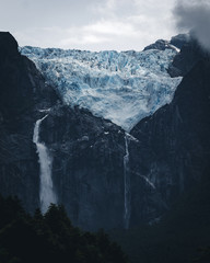 Glaciar colgante Queulat en un dia nublado