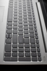 teclado de notebook gris, entrar, navegar, internet y conexiones 