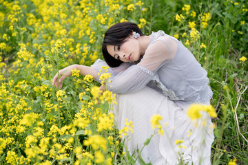 Fototapeta premium 菜の花と女性
