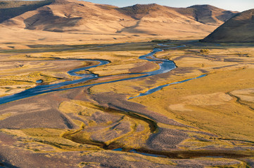 Fototapeta na wymiar Flußlandschaft in derSteppe der Mongolei, Zentralasien