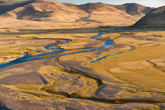 Flußlandschaft in derSteppe der Mongolei, Zentralasien