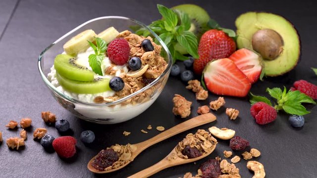 Footage of Yogurt with granola and fruits .