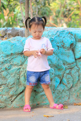 Naklejka premium The face of a small child is smiling happily.