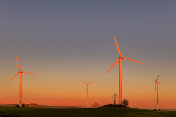 Fototapeta premium Windrad im Sonnenuntergang Abendhimmel