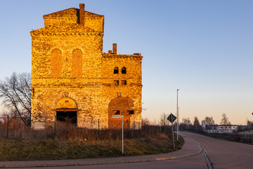 altes Schachtgebäude im letzten Sonnenlicht